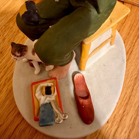 Norman Rockwell collectible porcelain figurine “Man Threading A Needle” - Picture 4 of 8